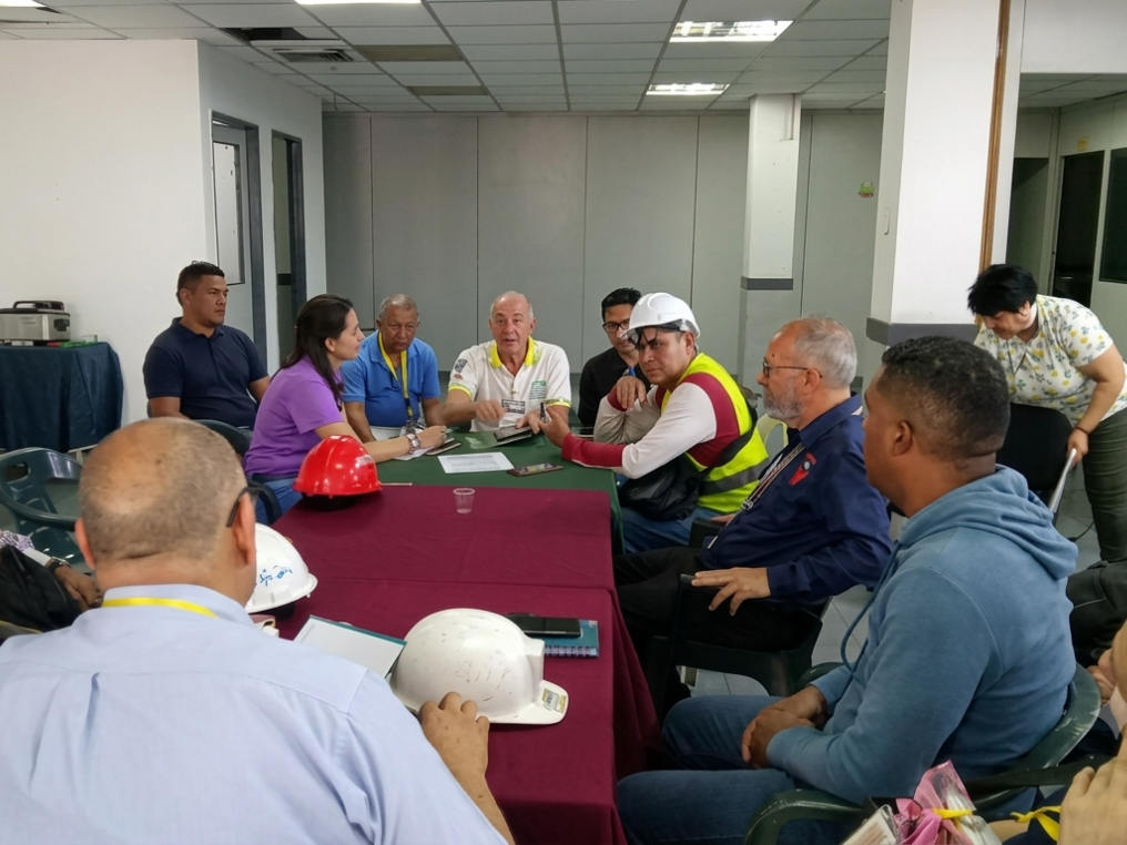 Reunión de la comisión técnica y autoridades de la UPTECMS analizando los daños en las sedes universitarias.